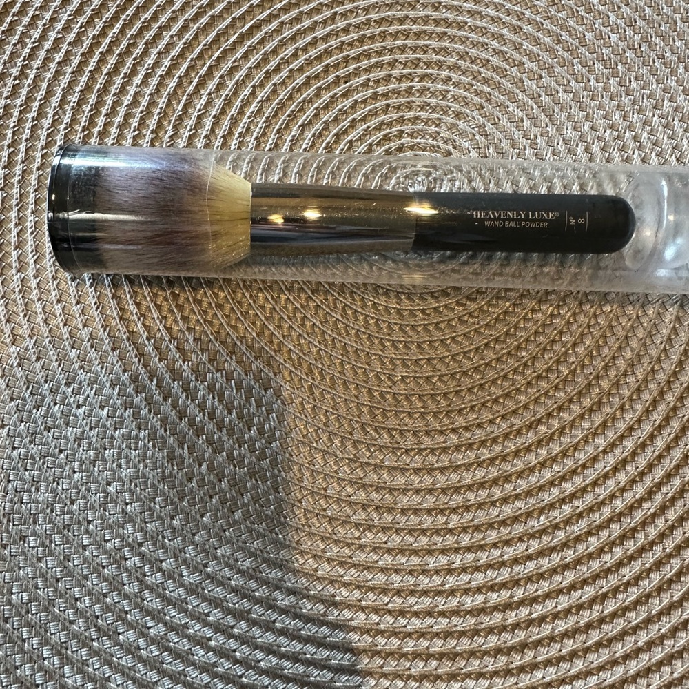 IT Heavenly Luxe wand ball powder brush - Picture 2 of 10